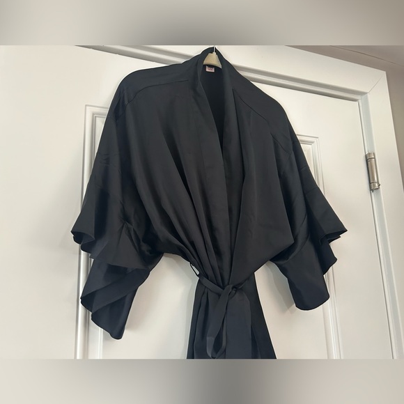 🔥😍Victoria’s Secret Black Satin Kimono Robe | Lingerie Cover-Up - Picture 3 of 7